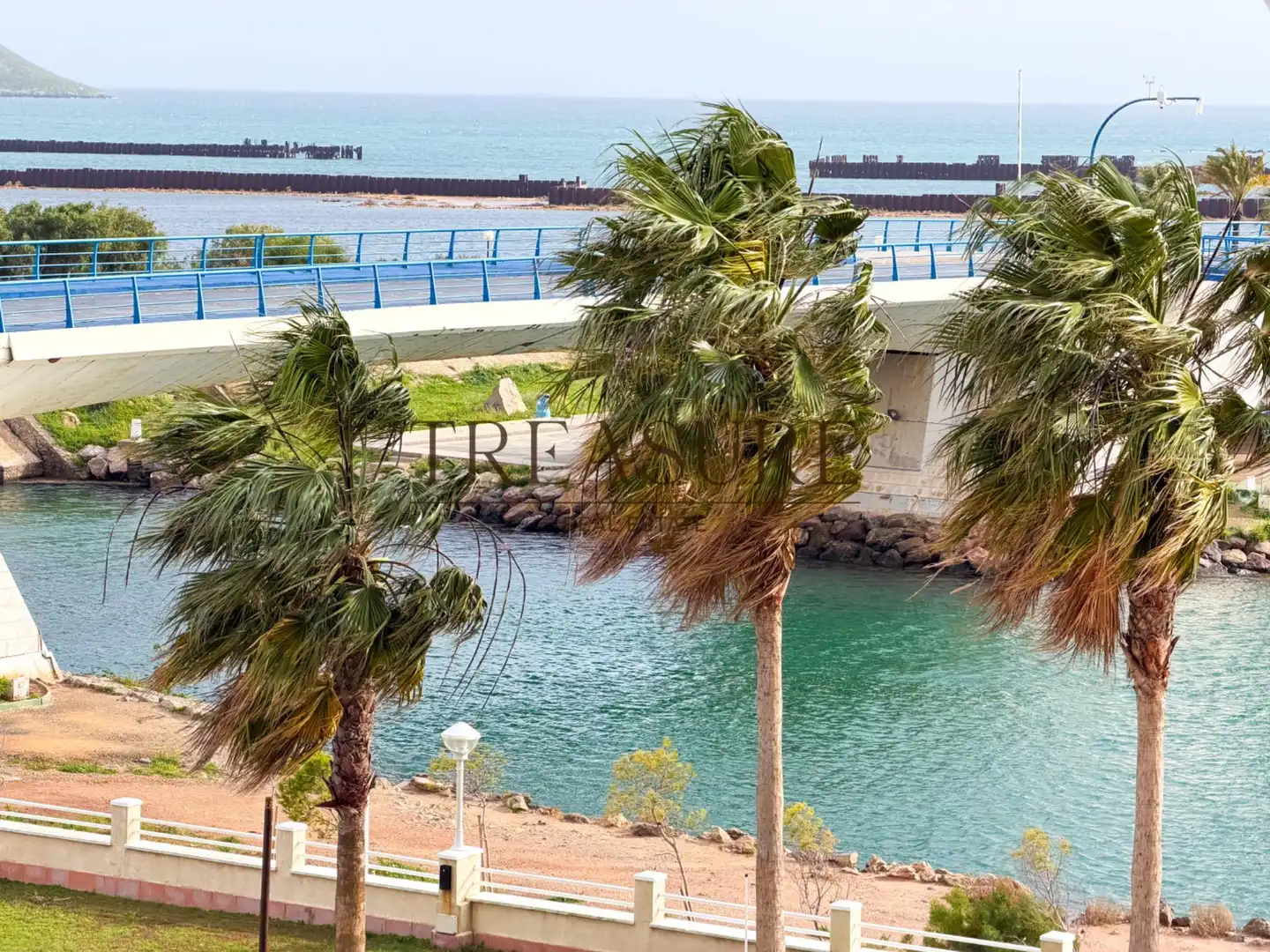 Vista exterior de Apartament en venda en La Manga del Mar Menor amb Aire condicionat, Terrassa i Moblat