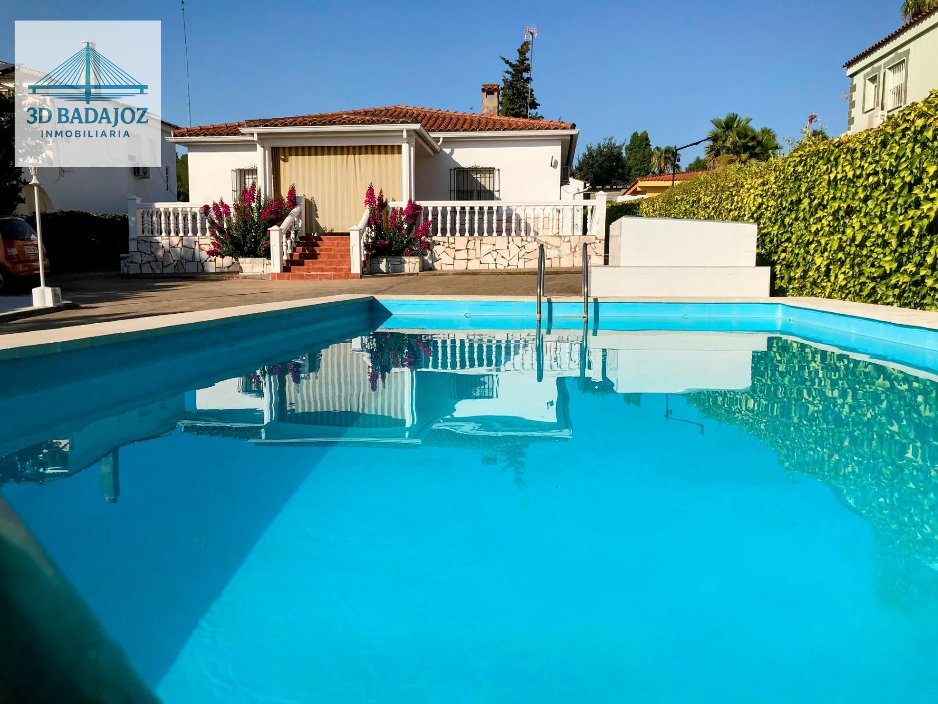 Swimming pool of House or chalet for sale in Badajoz Capital  with Air Conditioner, Private garden and Terrace