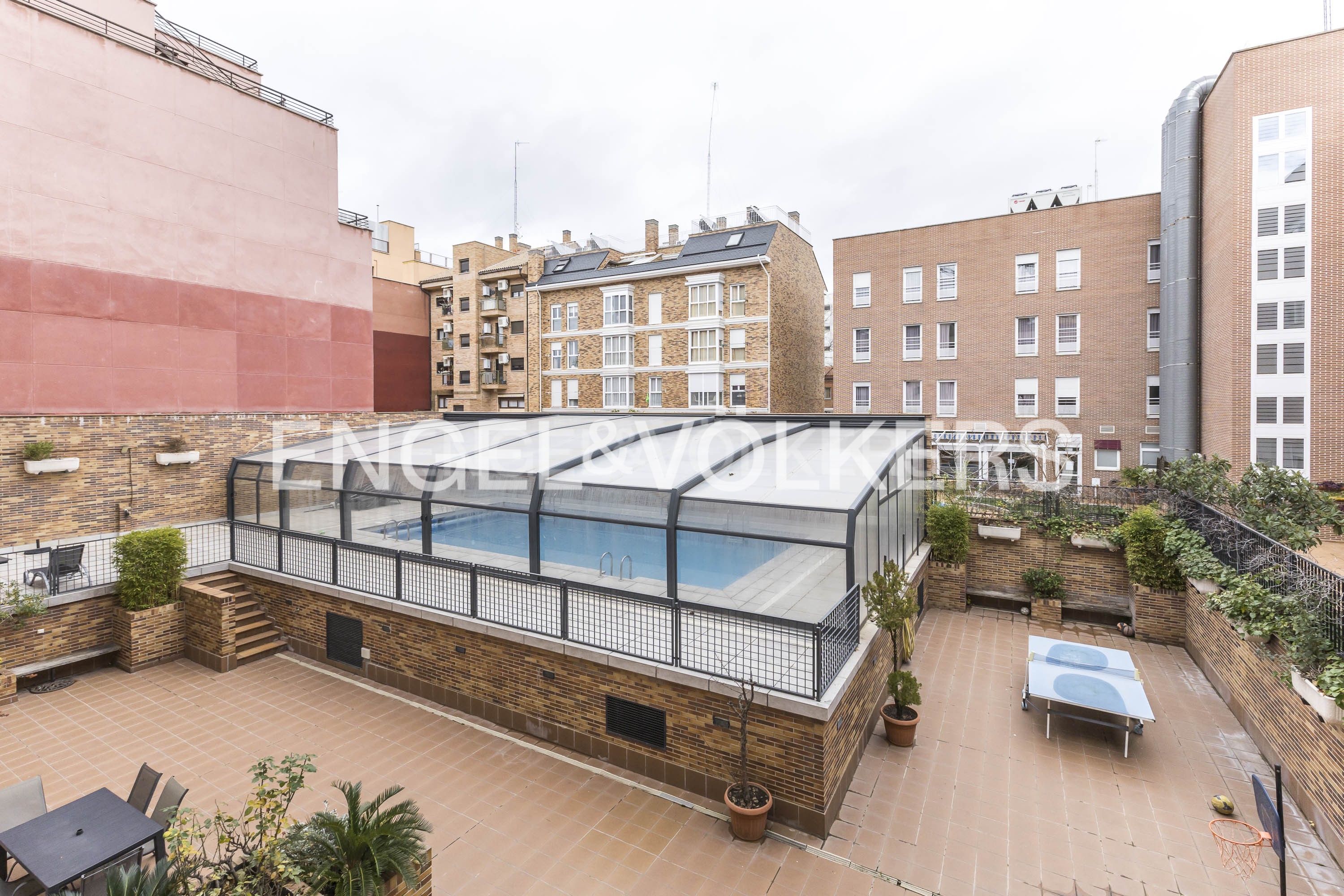 Piscina de Apartament de lloguer en  Madrid Capital amb Aire condicionat, Calefacció i Jardí privat