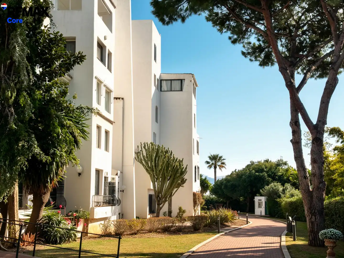 Außenansicht von Wohnung zum Verkauf in Marbella mit Klimaanlage, Heizung und Privatgarten