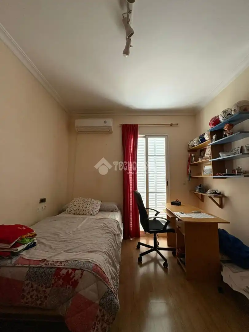 Habitación de Casa adosada en venta en La Rinconada con Piscina y Amueblado