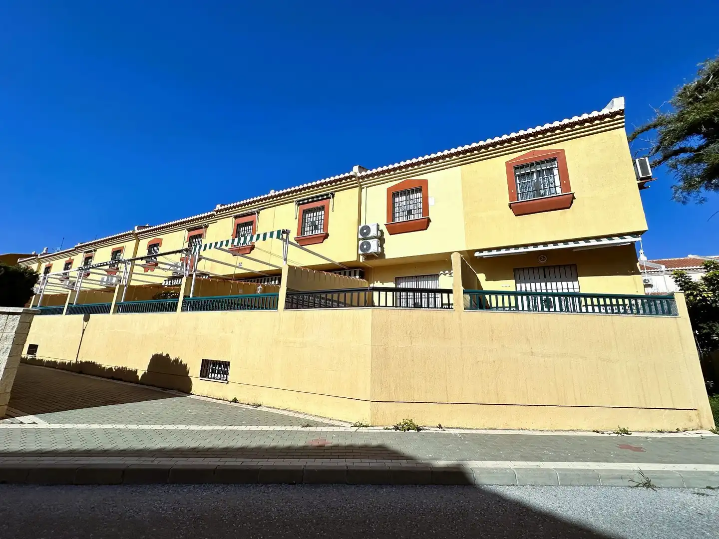 Vista exterior de Casa adosada en venta en Salobreña con Aire acondicionado, Calefacción y Terraza