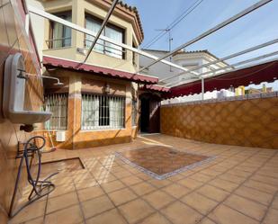 Vista exterior de Casa adosada en venda en El Puerto de Santa María amb Aire condicionat, Jardí privat i Terrassa