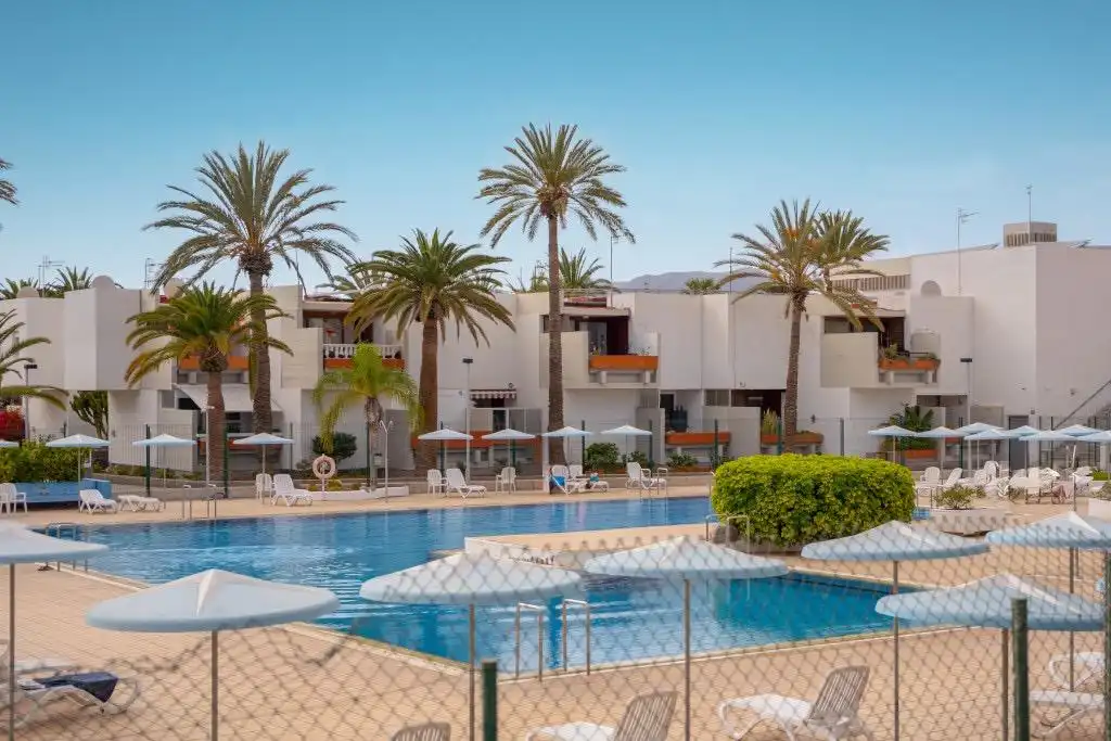 Außenansicht von Wohnungen zum Verkauf in Arona mit Privatgarten, Terrasse und Möbliert