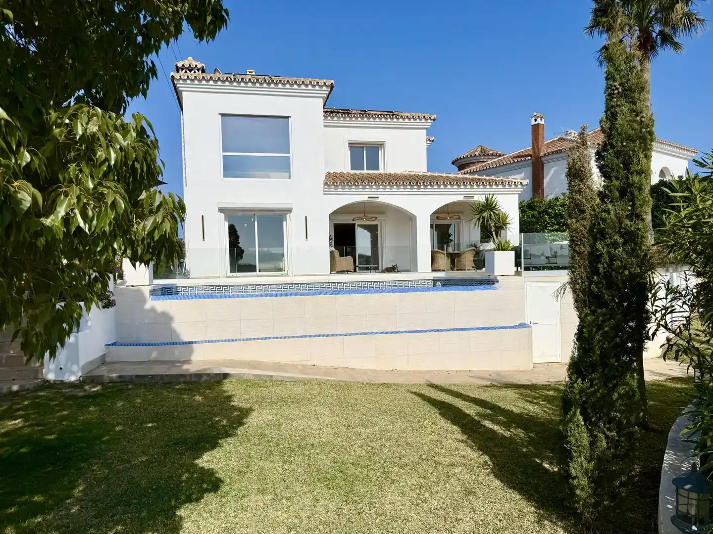 Vista exterior de Casa o xalet en venda en Mijas amb Aire condicionat, Piscina i Balcó