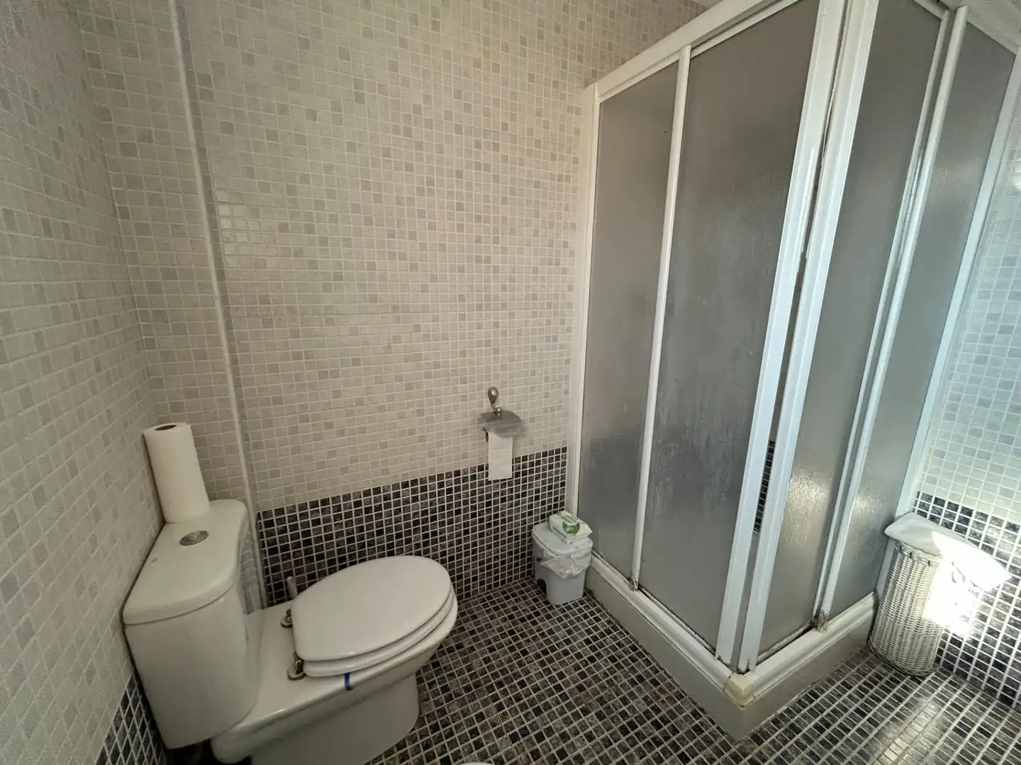 Badezimmer von Einfamilien-Reihenhaus zum Verkauf in Cullera mit Klimaanlage, Privatgarten und Terrasse