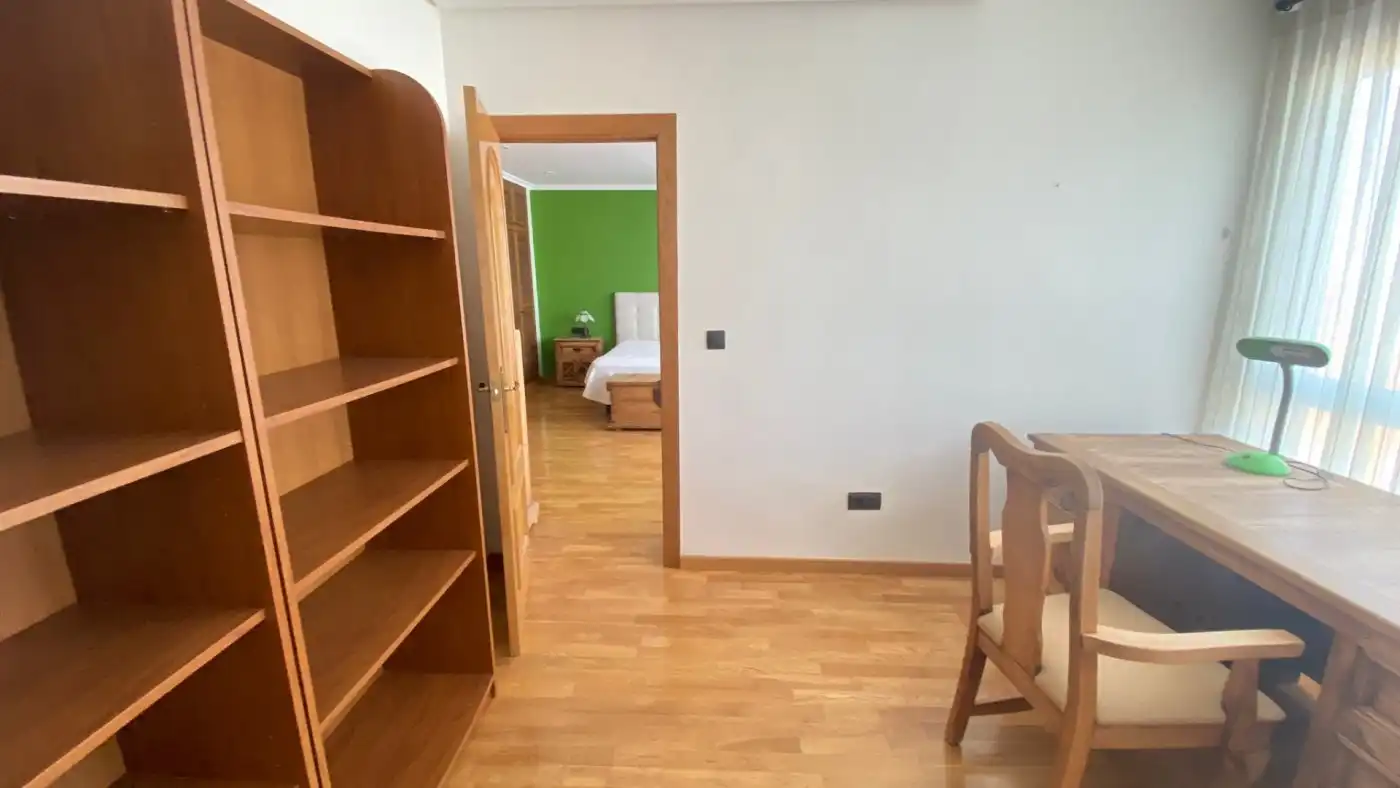 Schlafzimmer von Dachboden zum Verkauf in Silla mit Klimaanlage, Heizung und Parkett