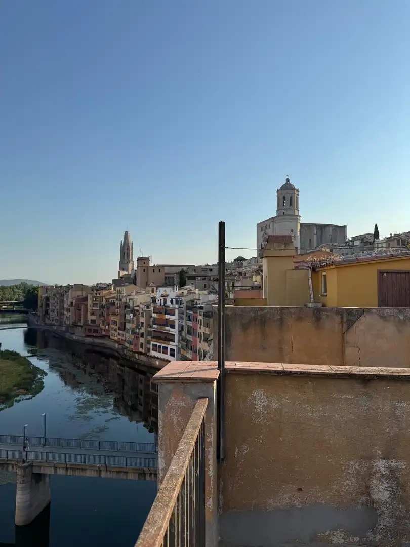 Vista exterior de Edificio en venta en Girona