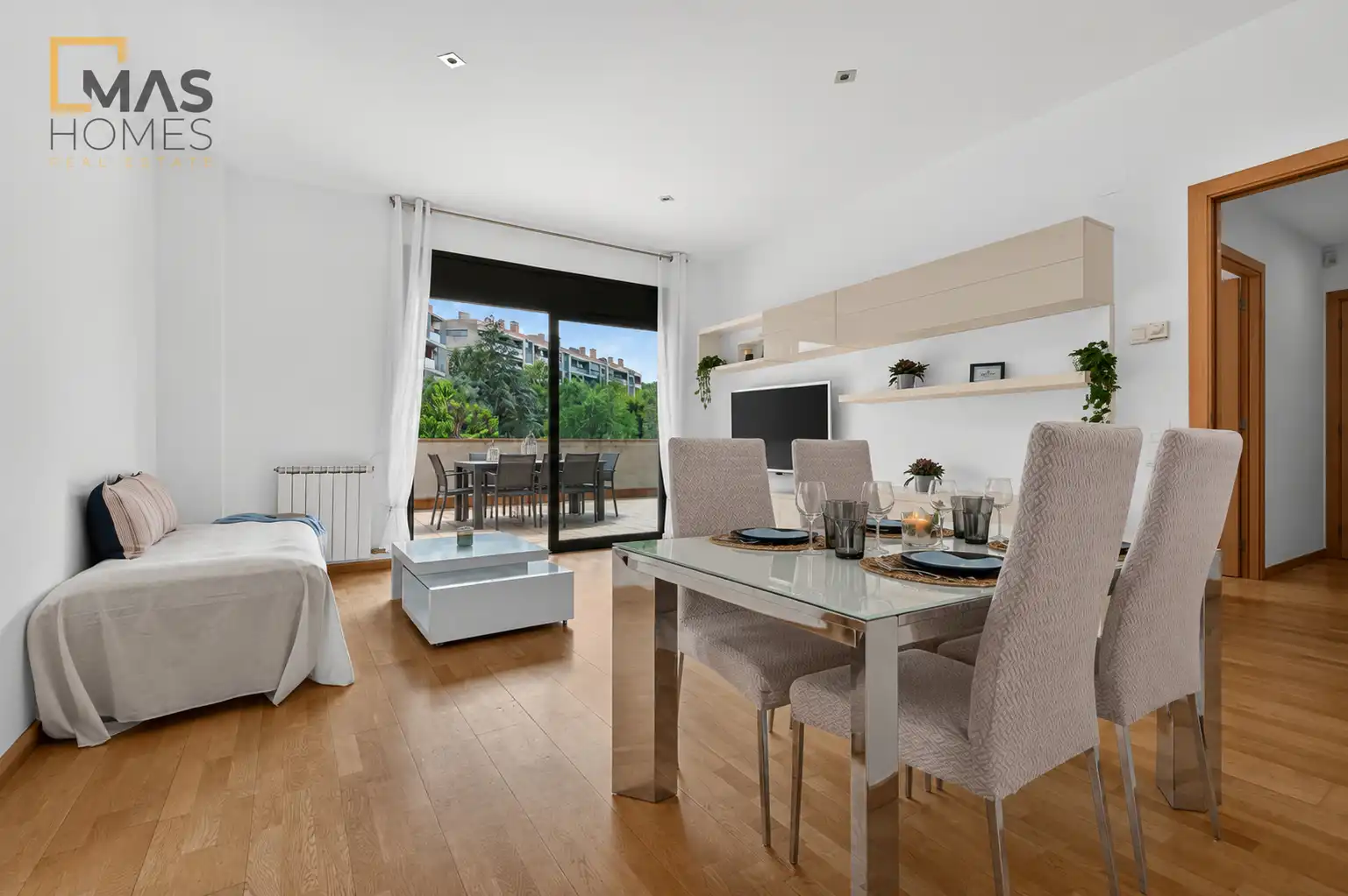 Sala d'estar de Pis en venda en Sant Cugat del Vallès amb Calefacció, Jardí privat i Parquet