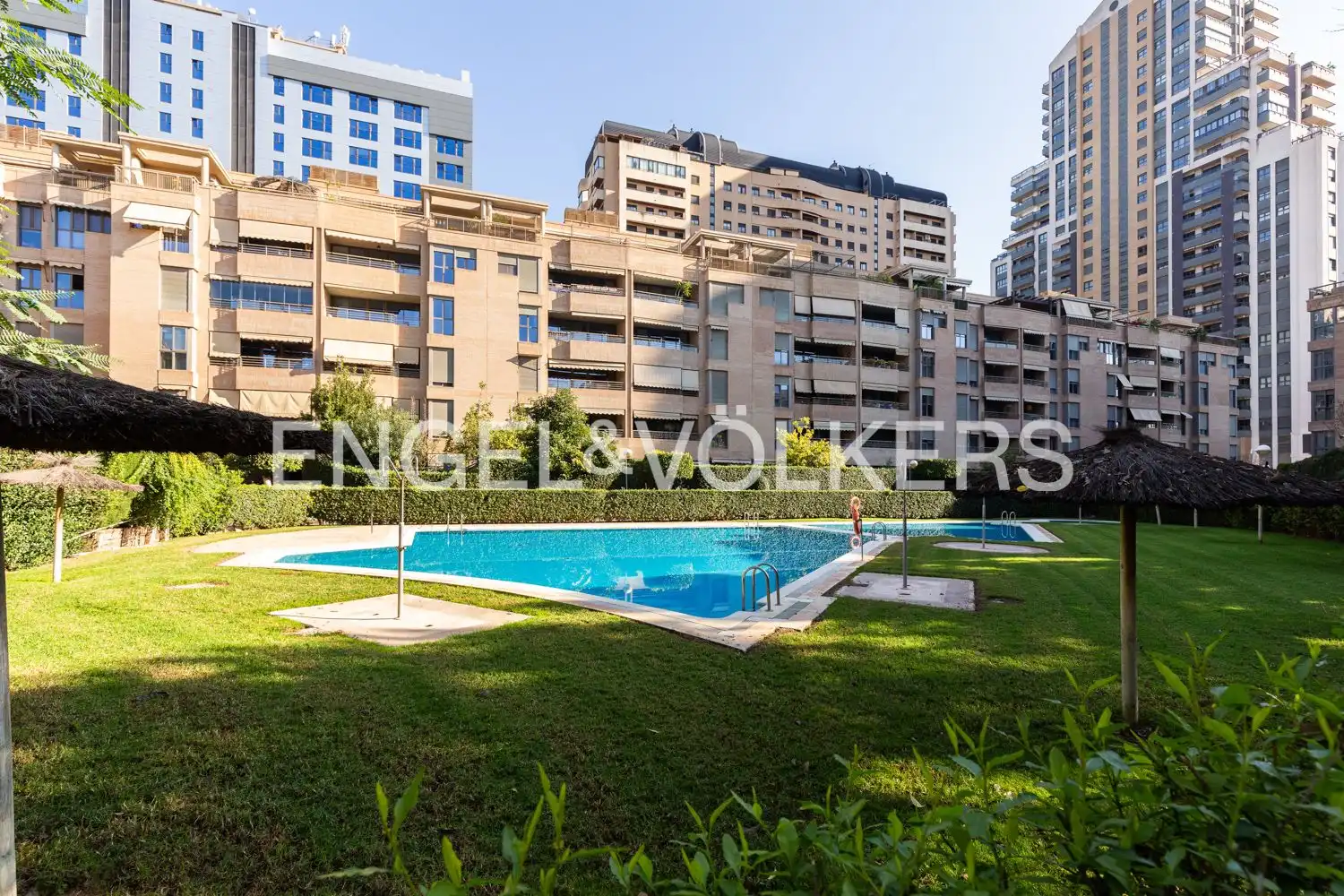 Piscina de Piso en venta en Valencia con Aire acondicionado, Calefacción y Jardín privado