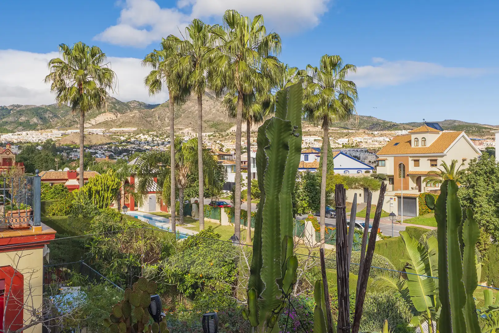 Vista exterior de Casa adosada en venta en Benalmádena con Terraza, Piscina y Internet