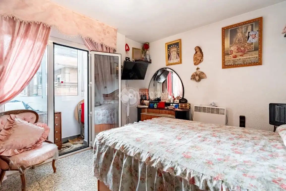 Bedroom of Flat for sale in Granada  with Air Conditioner, Heating and Terrace