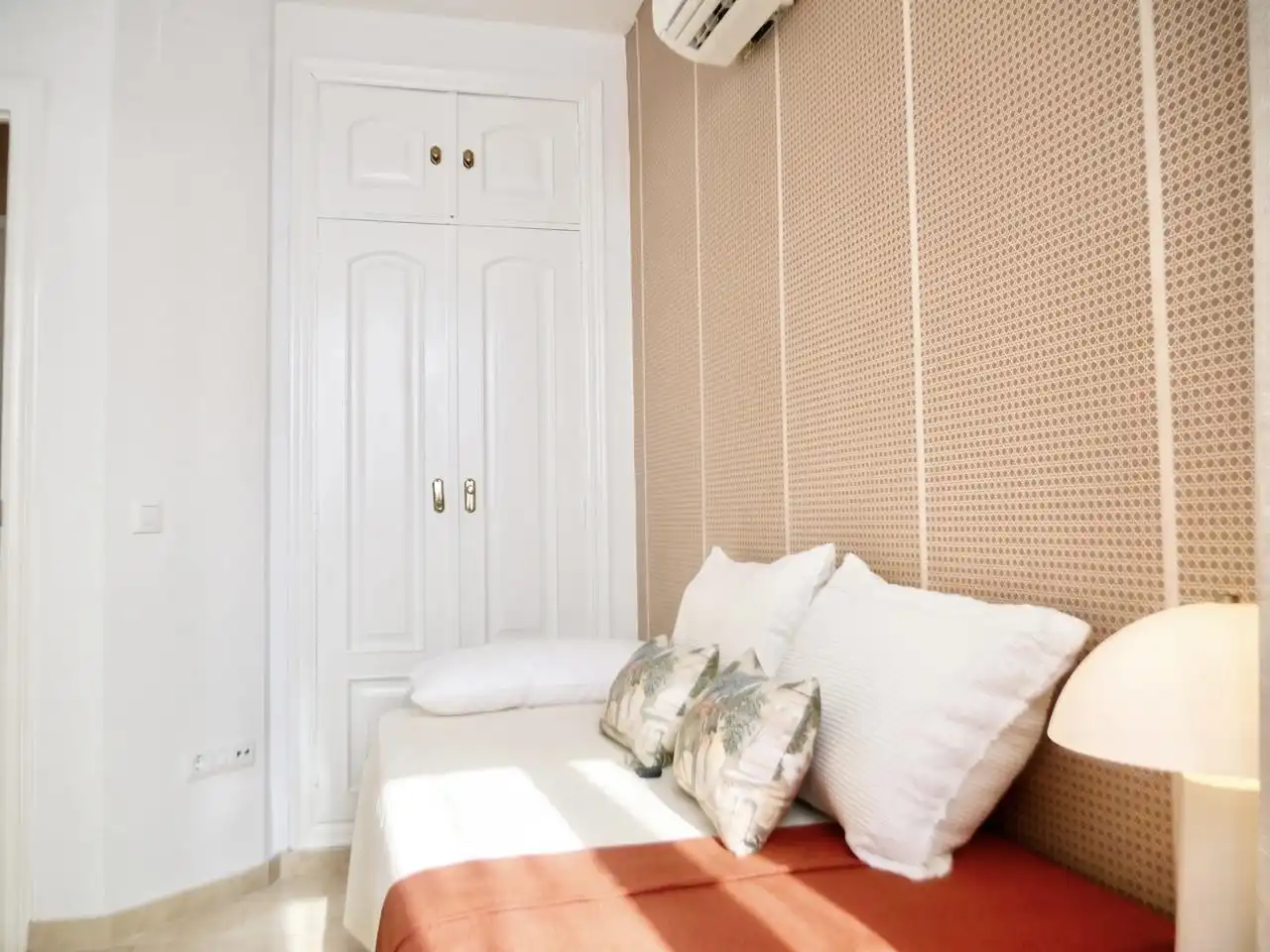 Dormitori de Apartament en venda en Sevilla amb Aire condicionat, Terrassa i Moblat