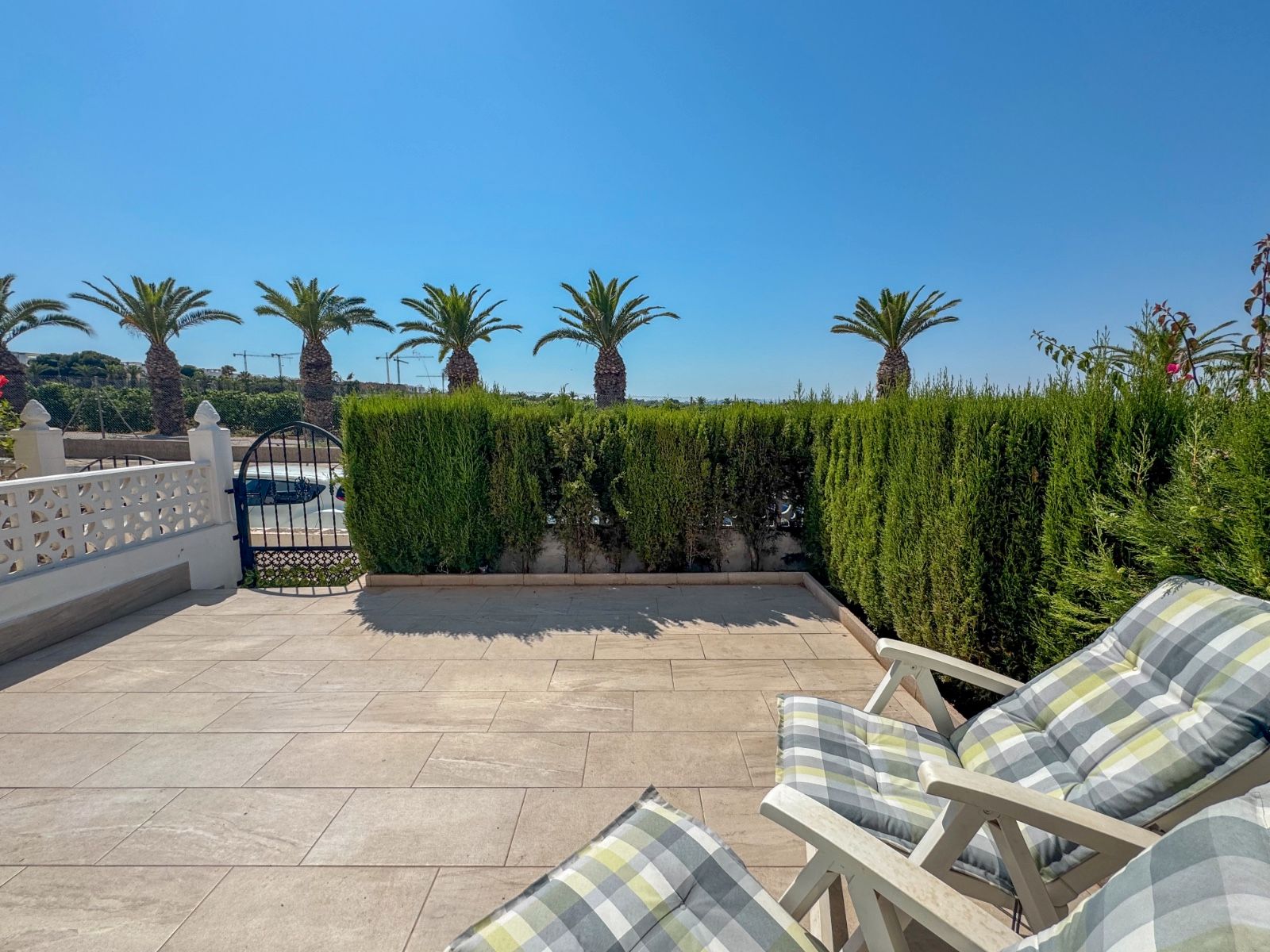 Terrassa de Estudi de lloguer en Torrevieja amb Aire condicionat, Piscina i Moblat