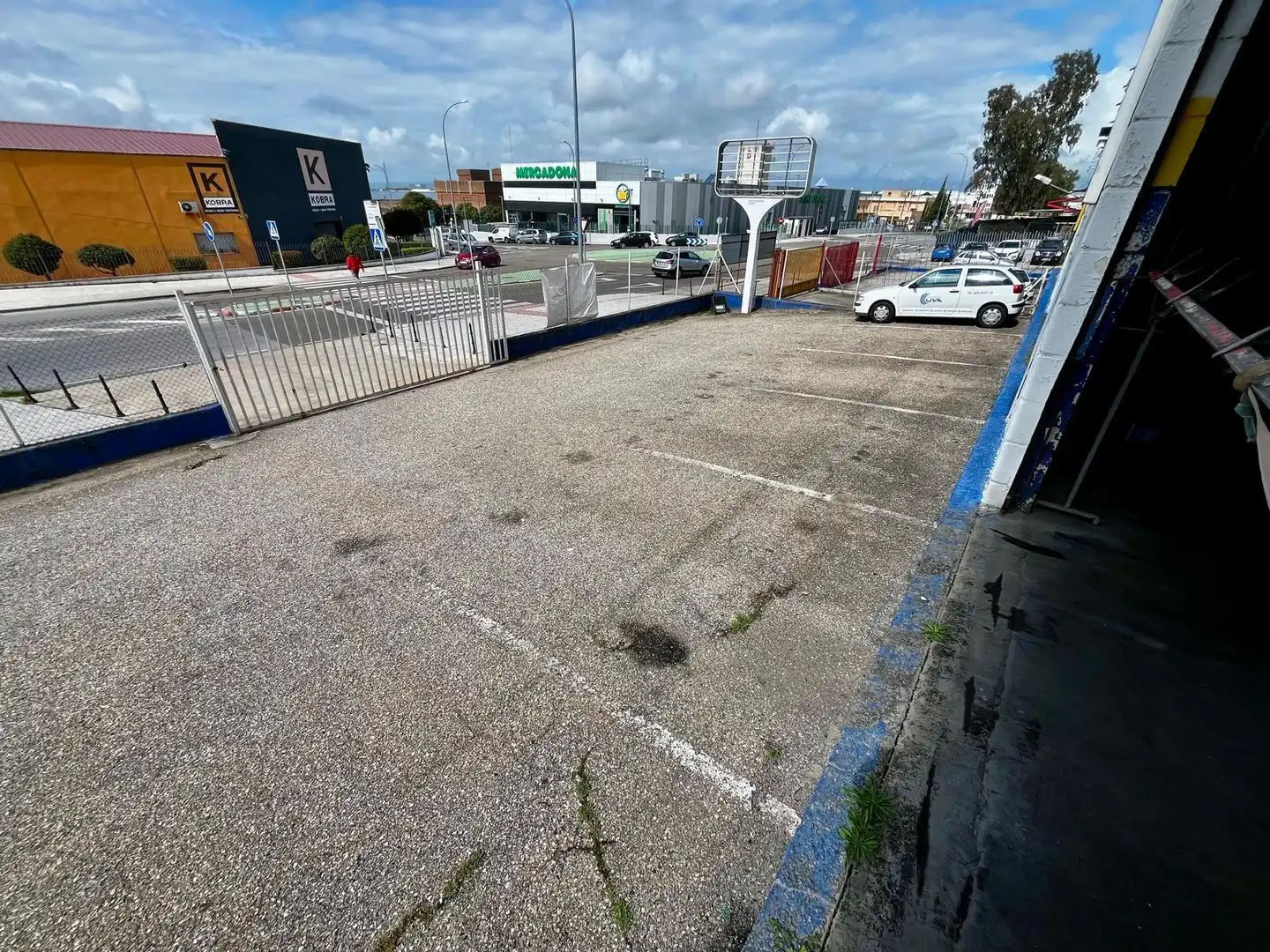Parkplatz von Fabrikhallen zum Verkauf in Badajoz