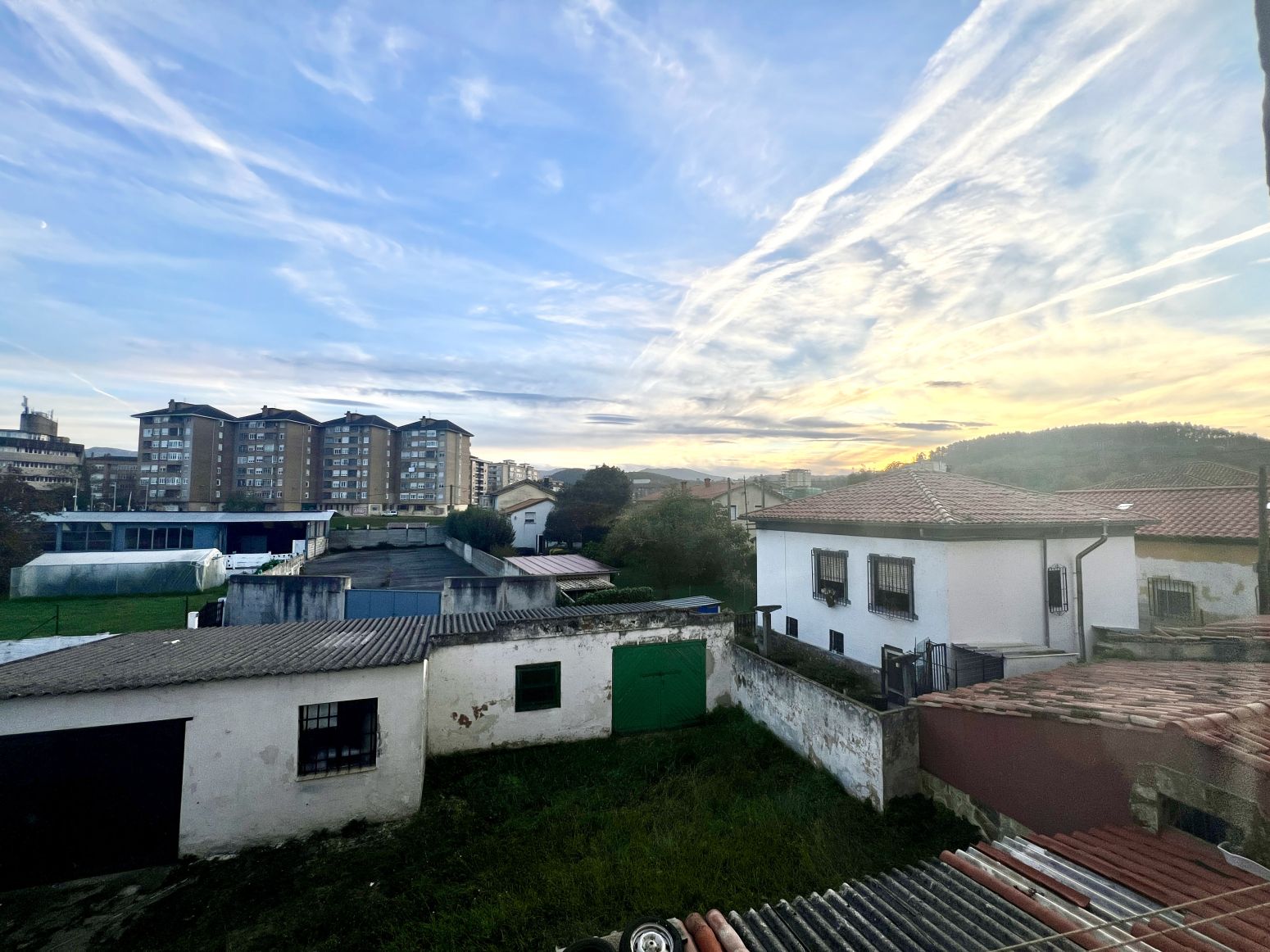 Vista exterior de Pis en venda en Torrelavega  amb Calefacció, Jardí privat i Parquet