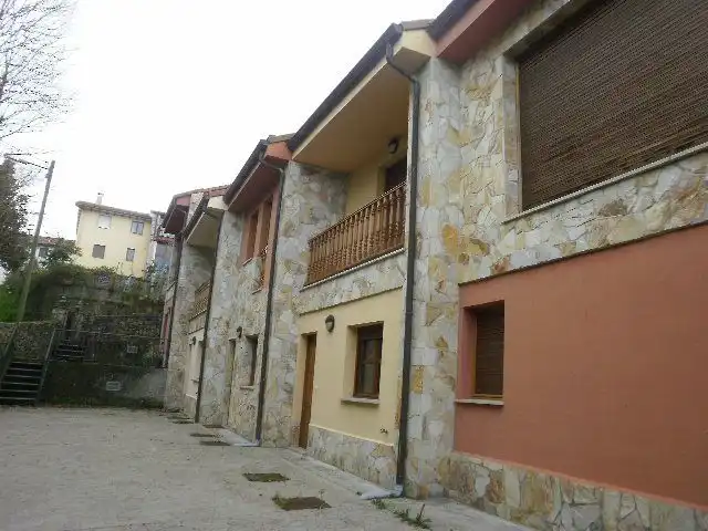 Casa adosada de alquiler en Calle Celorio, Celorio - Poó - Parres