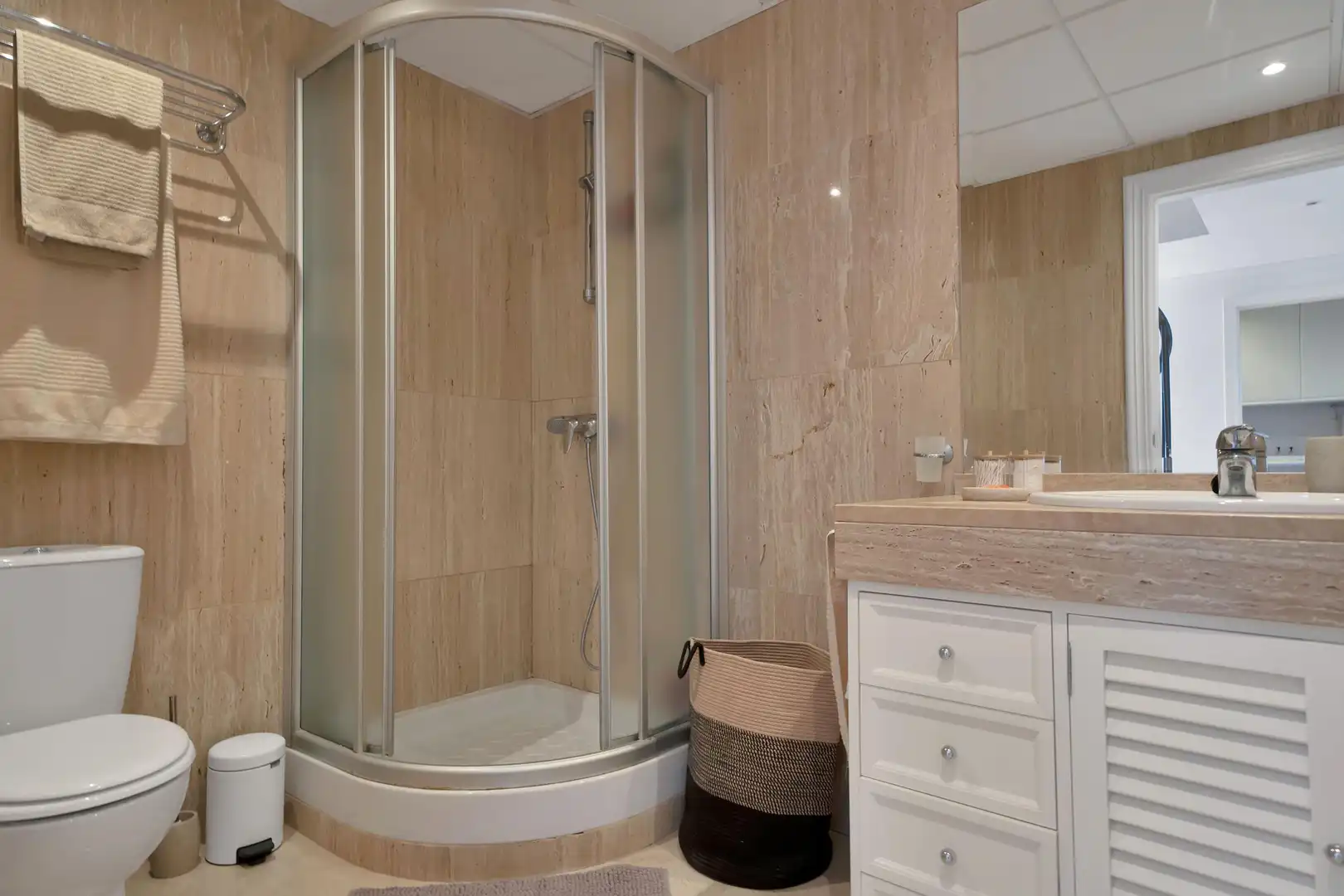 Bany de Apartament de lloguer en Marbella amb Jardí privat, Terrassa i Moblat