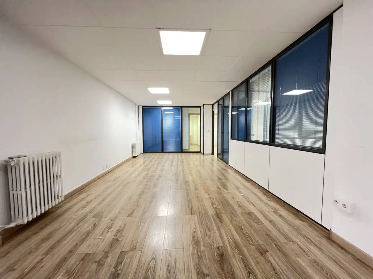 Büro zur Miete in Barcelona mit Klimaanlage, Heizung und Alarm