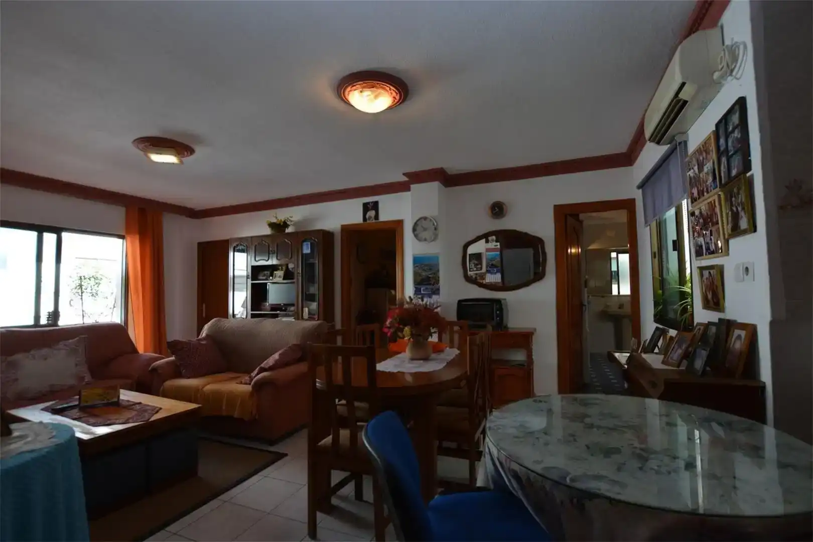 Wohnzimmer von Einfamilien-Reihenhaus zum Verkauf in Nerja mit Klimaanlage und Balkon