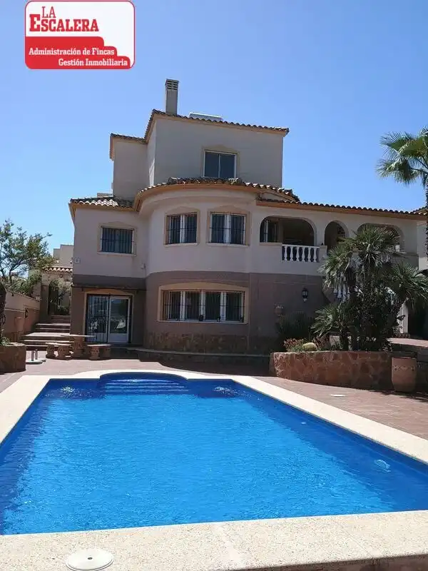Piscina de Casa o chalet en venta en Castalla con Aire acondicionado, Calefacción y Jardín privado
