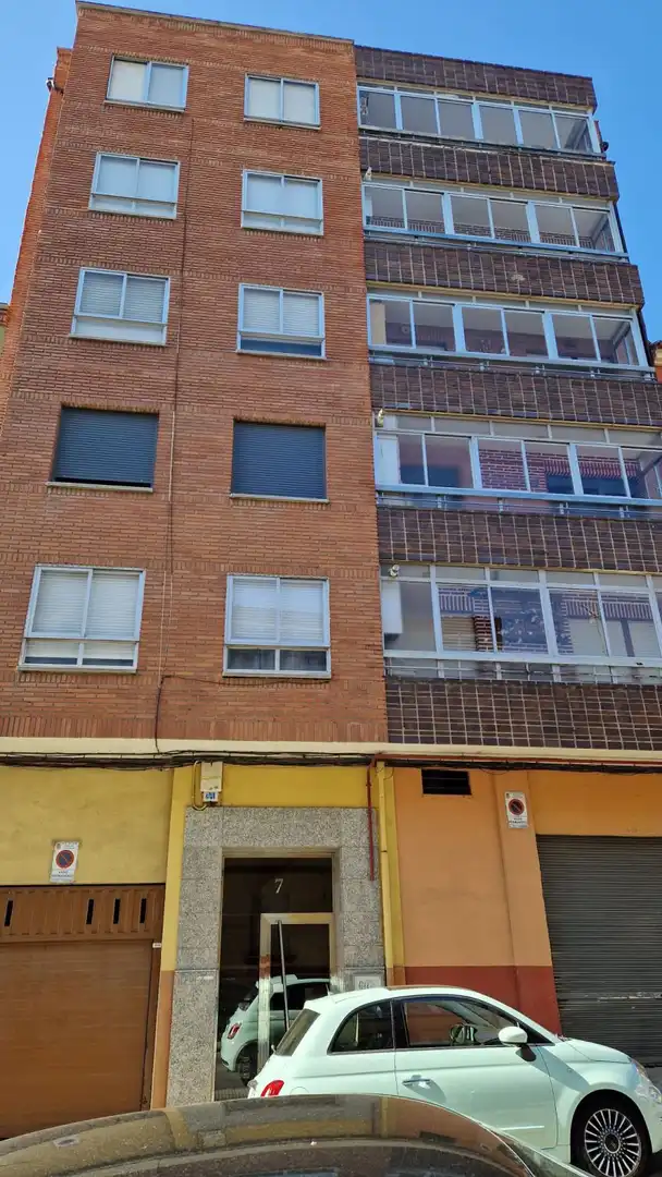 Vista exterior de Piso en venta en León Capital  con Calefacción, Terraza y Trastero