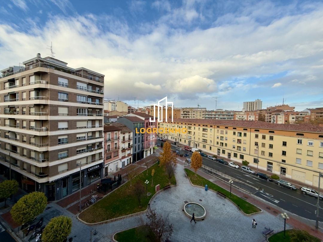 Vista exterior de Pis en venda en  Logroño amb Calefacció, Terrassa i Moblat