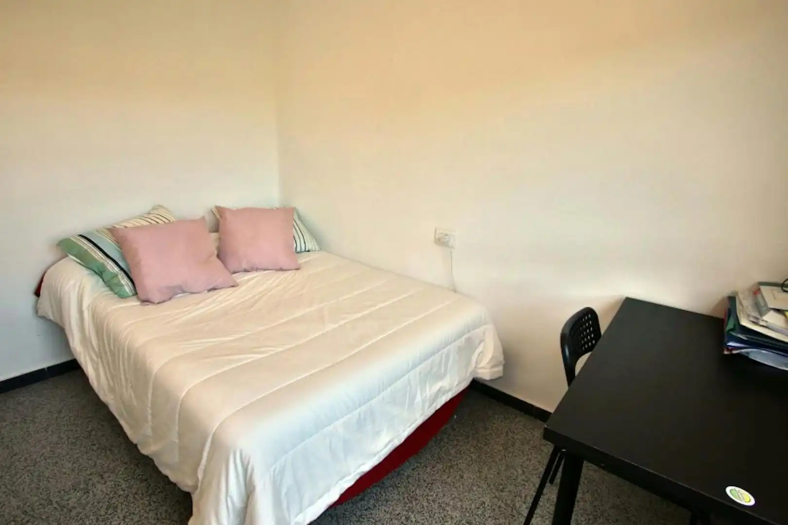 Bedroom of Flat for share in Valencia  with Heating and Washing machine