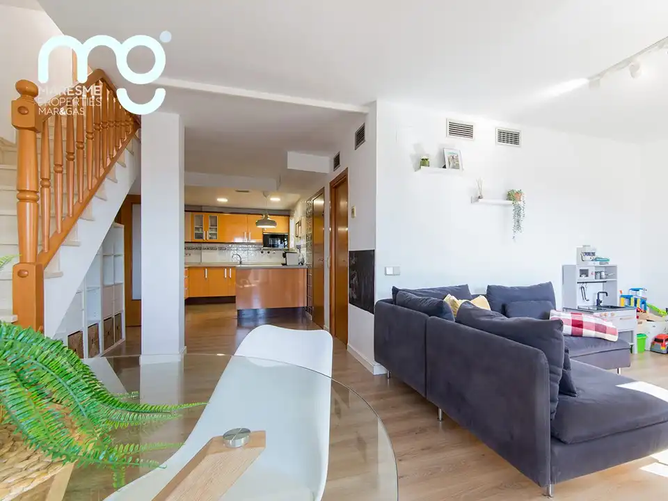 Sala d'estar de Dúplex en venda en Pineda de Mar amb Aire condicionat, Calefacció i Parquet