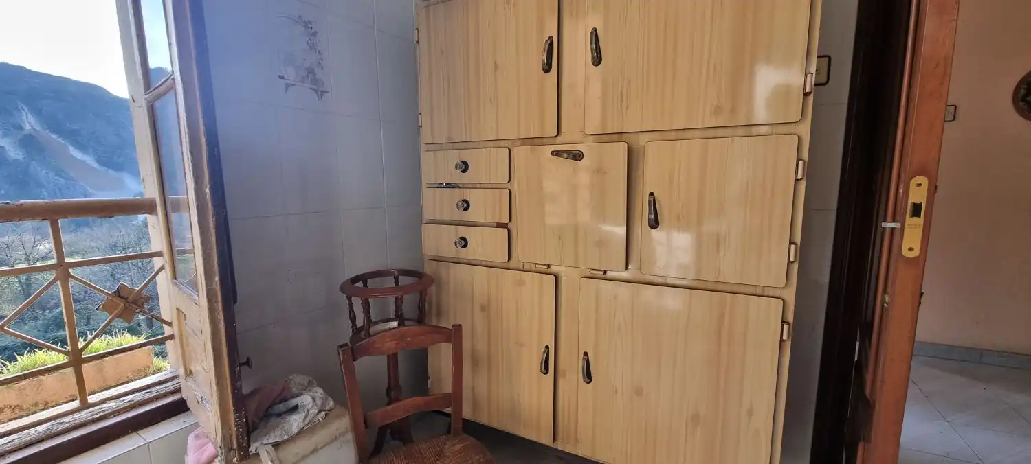 Cuina de Casa o xalet en venda en Oviedo  amb Terrassa i Balcó