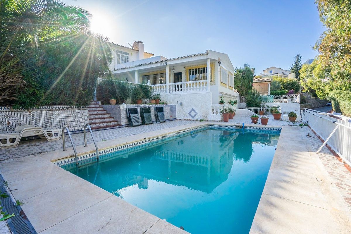 Vista exterior de Casa o xalet en venda en Benalmádena amb Aire condicionat, Calefacció i Jardí privat