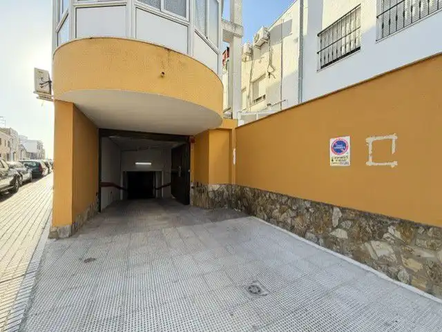Parking de Casa adosada en venta en Badajoz con Terraza, Trastero y Balcón