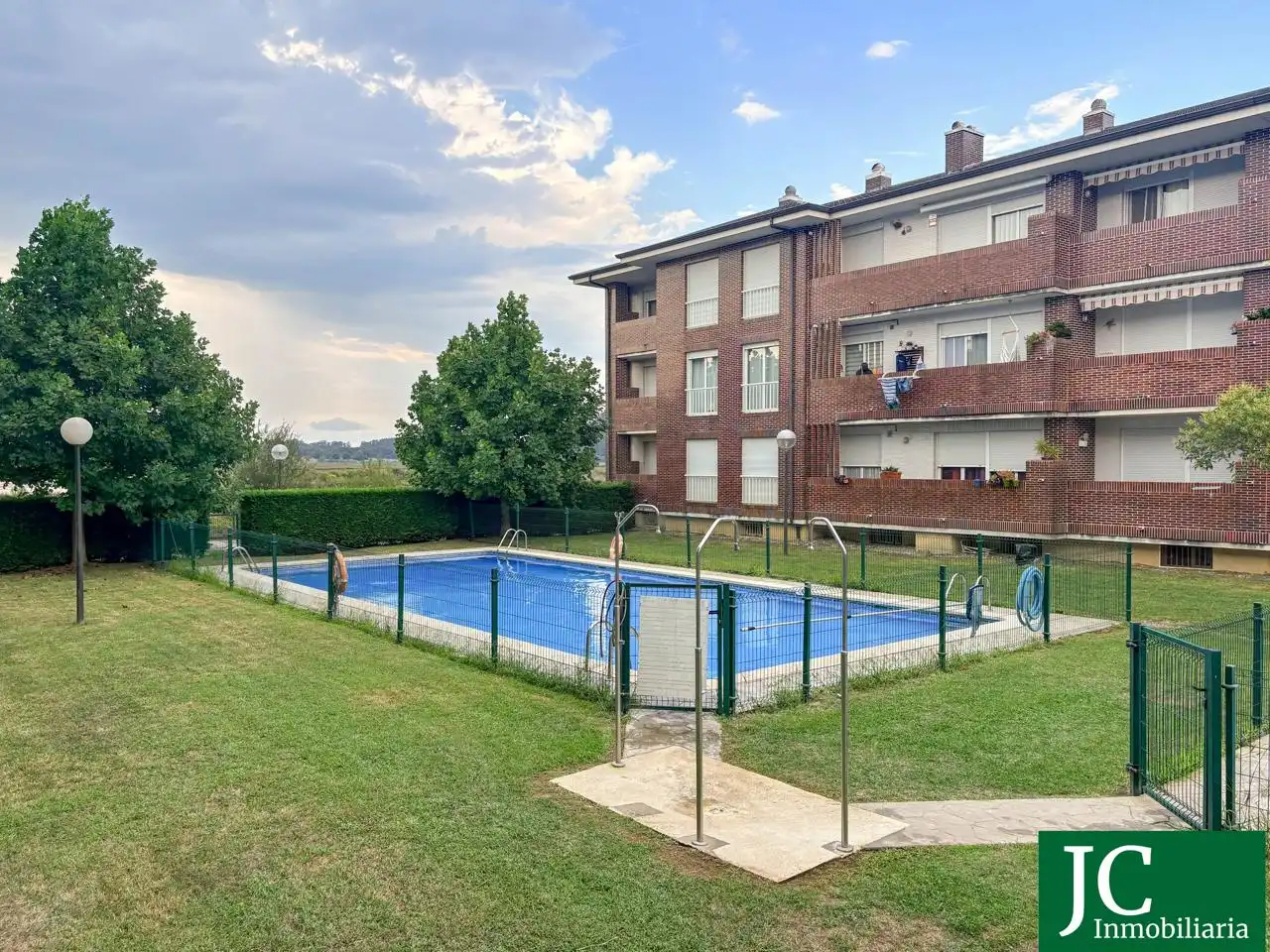 Piscina de Apartament en venda en Bárcena de Cicero amb Calefacció, Parquet i Terrassa