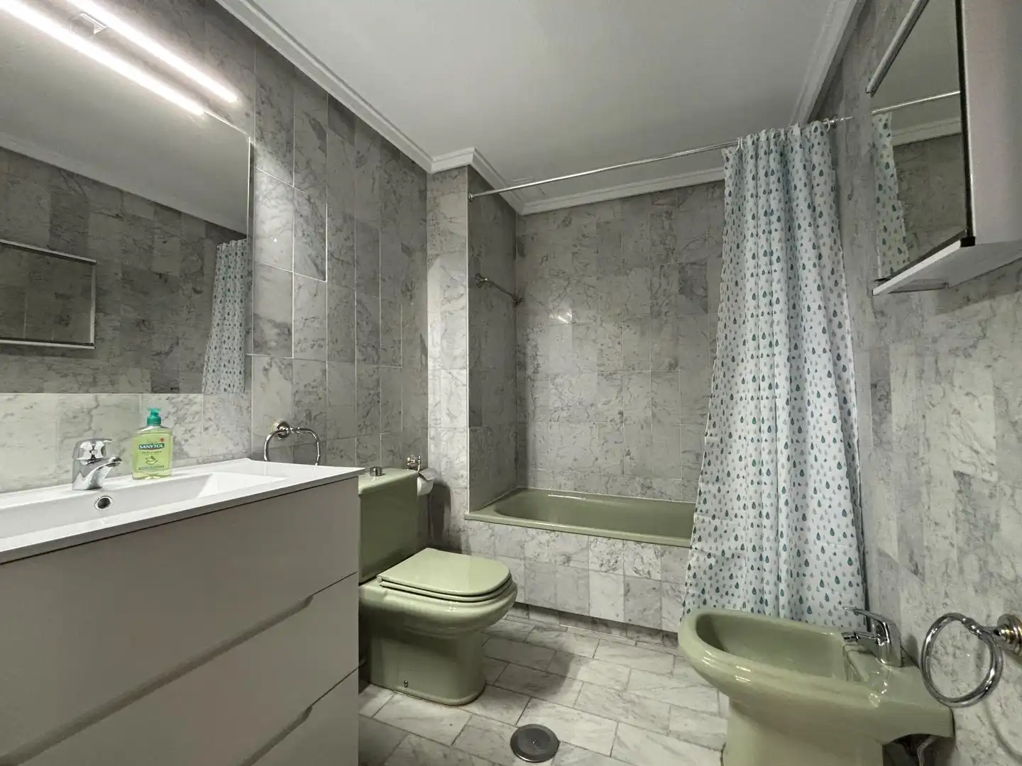 Bathroom of Flat for rent in Madrid  with Air Conditioner, Heating and Parquet flooring