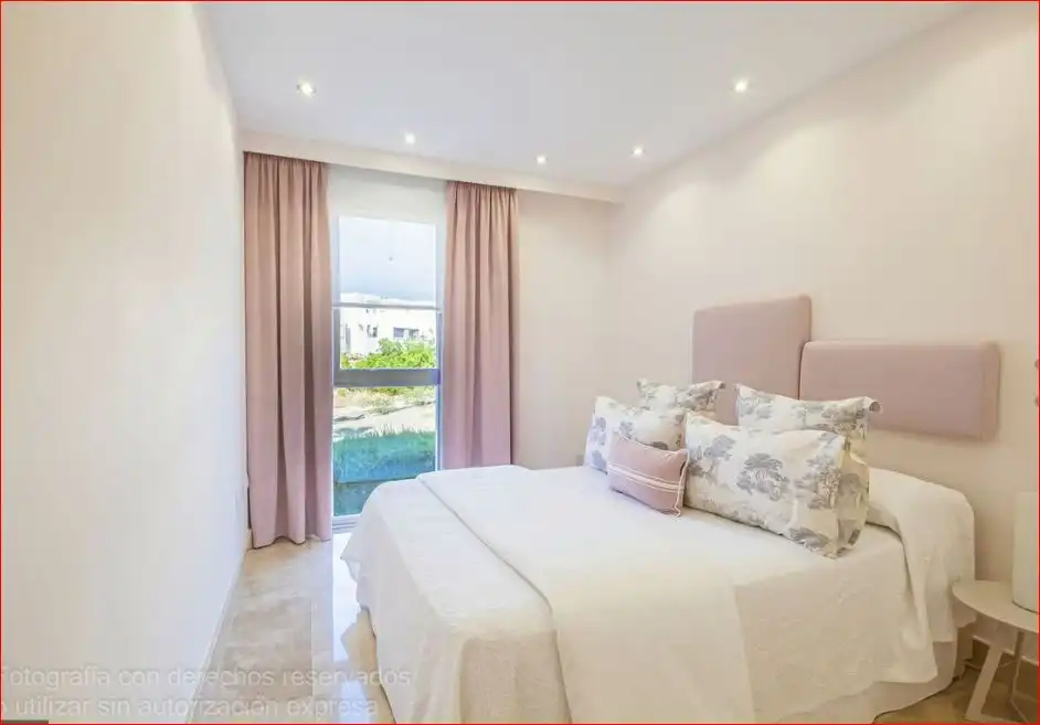 Schlafzimmer von Wohnung zum Verkauf in Manilva mit Klimaanlage, Heizung und Privatgarten