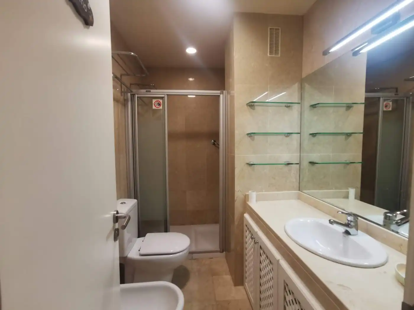 Badezimmer von Dachboden zur Miete in Santa Cruz de Tenerife mit Klimaanlage, Terrasse und Abstellraum