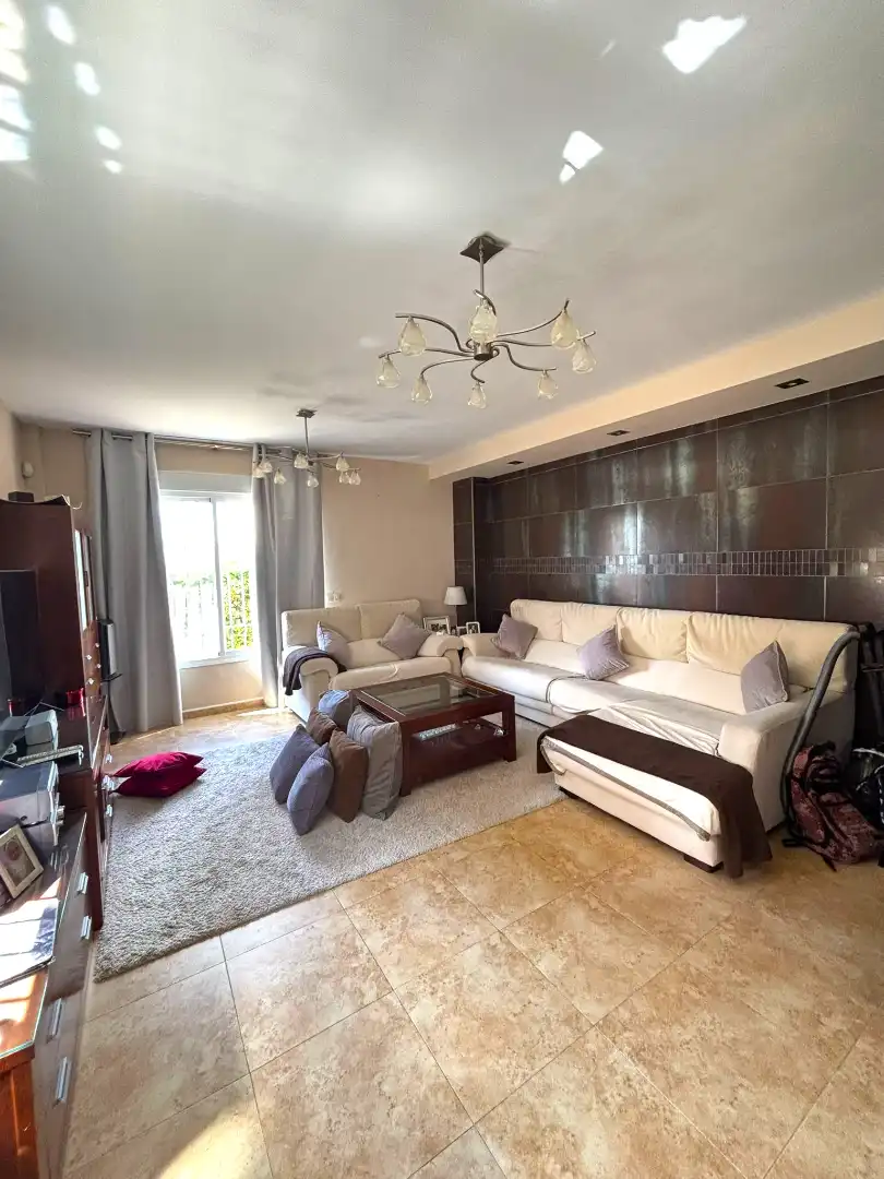 Sala de estar de Casa adosada en venta en Alhaurín de la Torre con Aire acondicionado, Calefacción y Jardín privado
