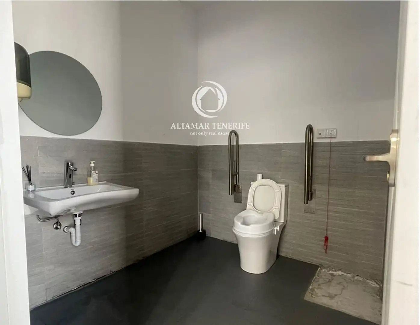 Bathroom of Commercial properties for rent in Arona