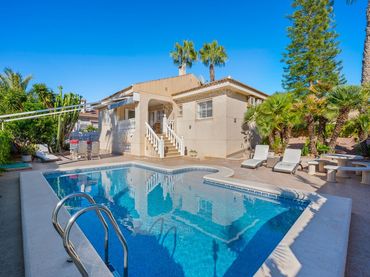 Villa con piscina in vendita a Benijófar