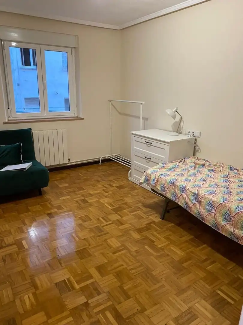 Dormitori de Pis en venda en Oviedo  amb Calefacció, Parquet i Moblat