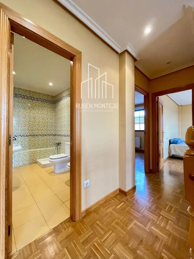 Baño de Casa adosada en venta en Doñinos de Salamanca con Calefacción, Jardín privado y Trastero