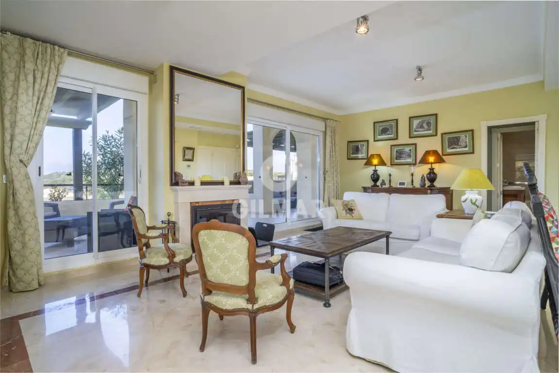 Wohnzimmer von Maisonette zum Verkauf in Sotogrande mit Heizung, Abstellraum und Schwimmbad