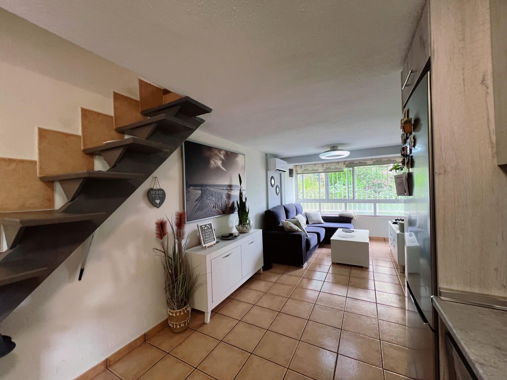 Sala de estar de Dúplex en venta en Marbella con Aire acondicionado y Jardín privado