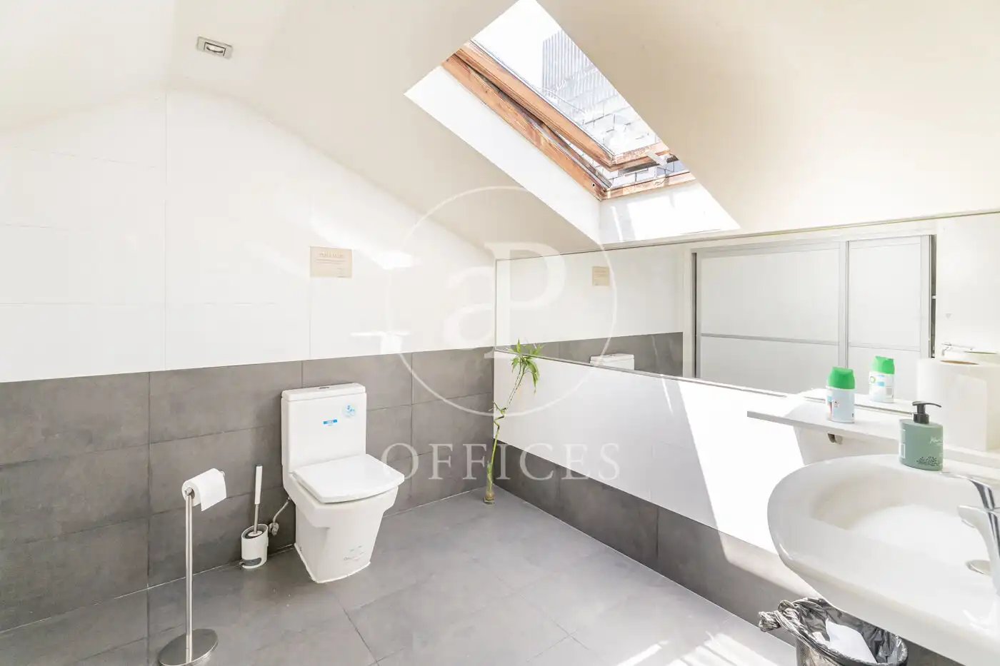 Office for rent in Madrid  with Air Conditioner