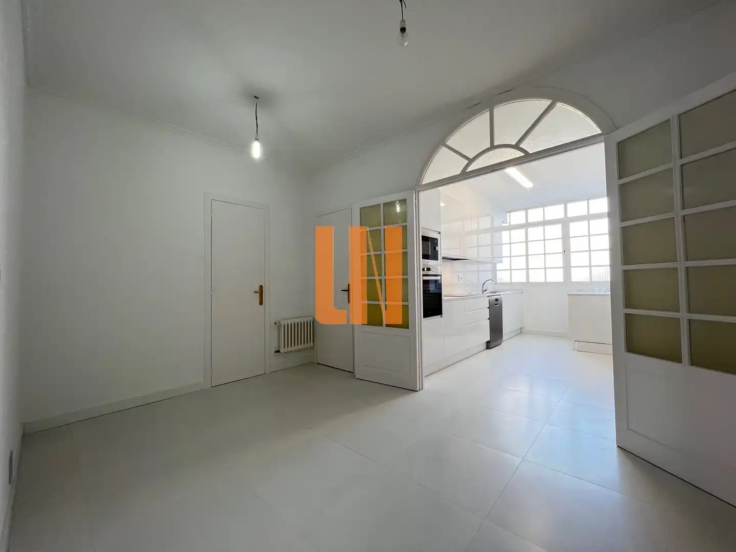 Wohnung zur Miete in A Coruña Capital  mit Heizung, Parkett und Ofen