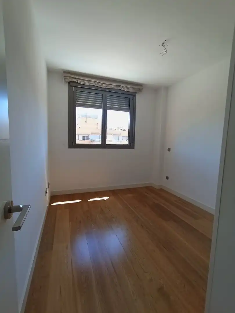 Schlafzimmer von Dachboden zur Miete in Madrid mit Klimaanlage, Heizung und Terrasse