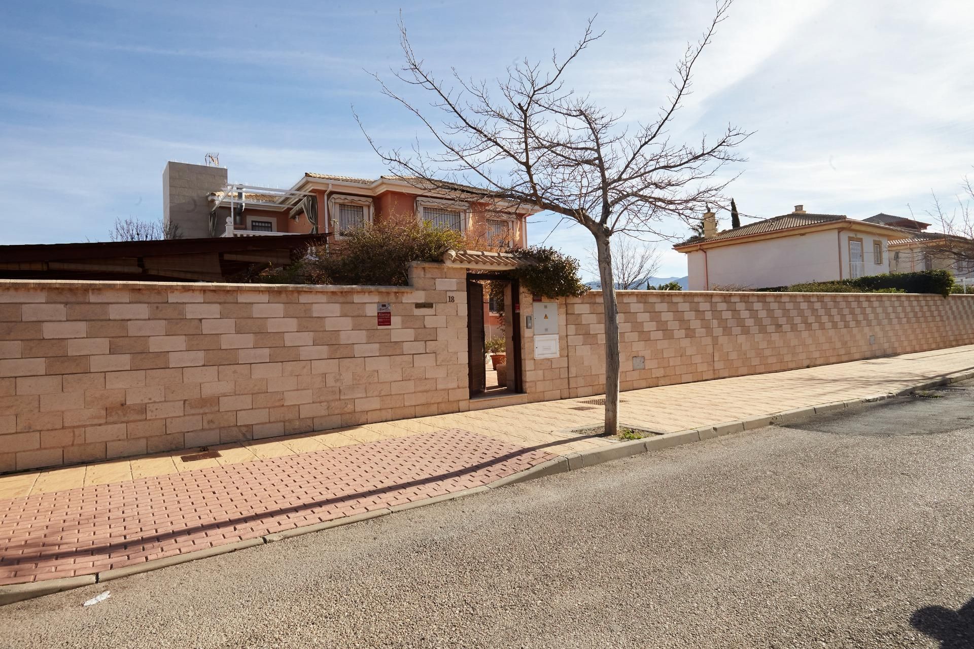 Vista exterior de Casa o xalet de lloguer en La Guardia de Jaén amb Aire condicionat, Calefacció i Jardí privat