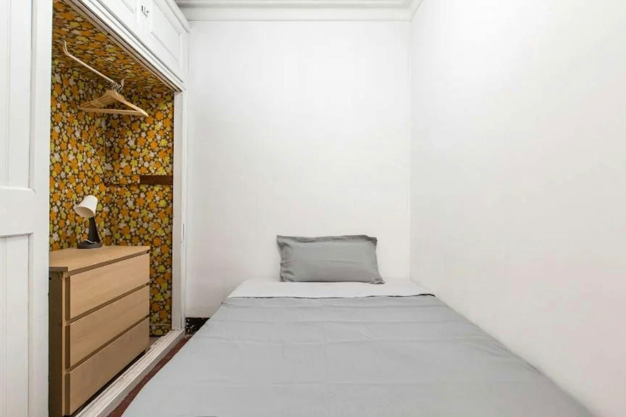 Bedroom of Flat to share in  Barcelona Capital  with Heating
