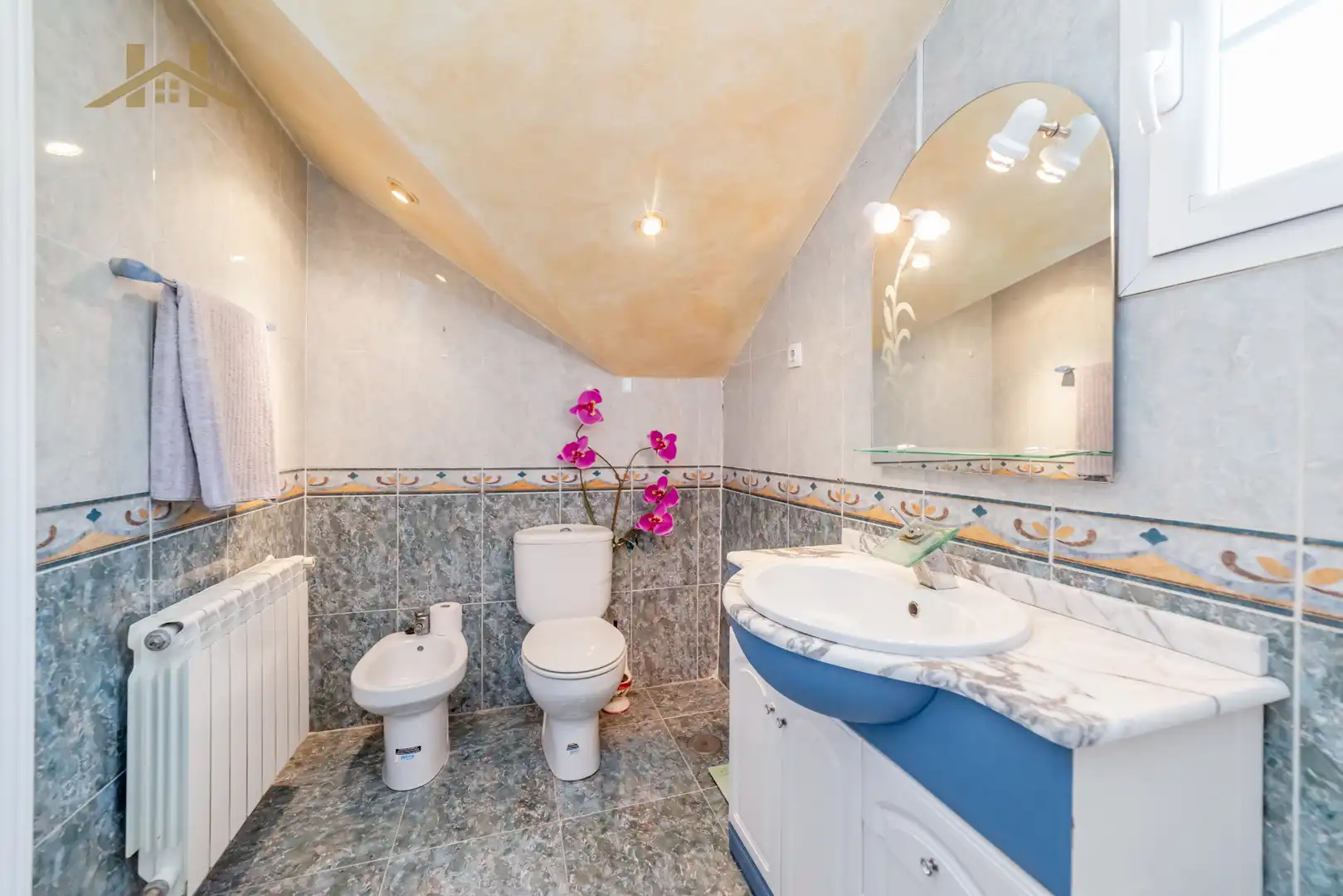 Badezimmer von Einfamilien-Reihenhaus zum Verkauf in Seseña mit Klimaanlage, Heizung und Privatgarten