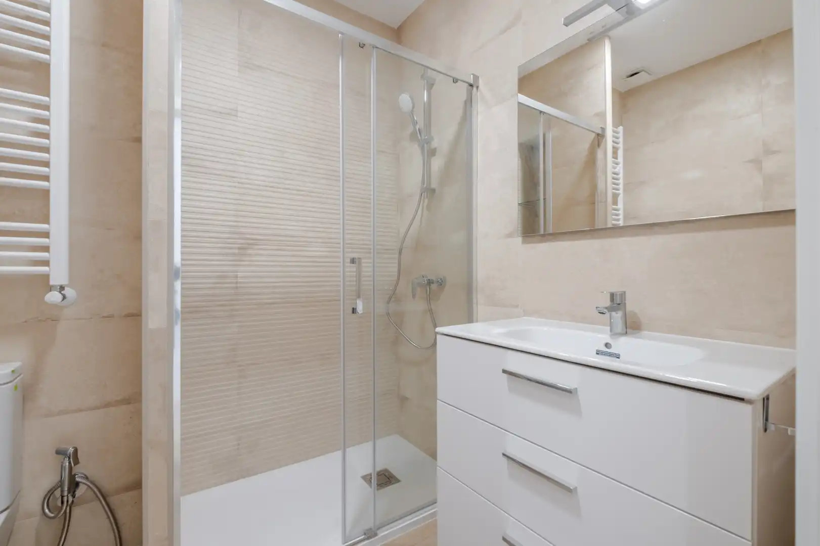 Badezimmer von Wohnung zur Miete in Madrid mit Heizung, Ofen und Waschmaschine